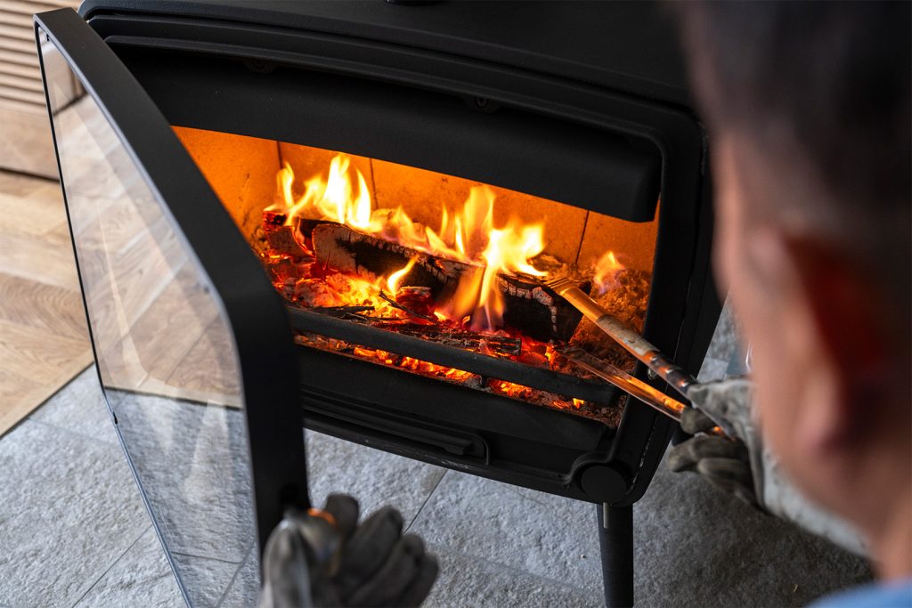 薪ストーブが暖をとどける、温もりのリビング